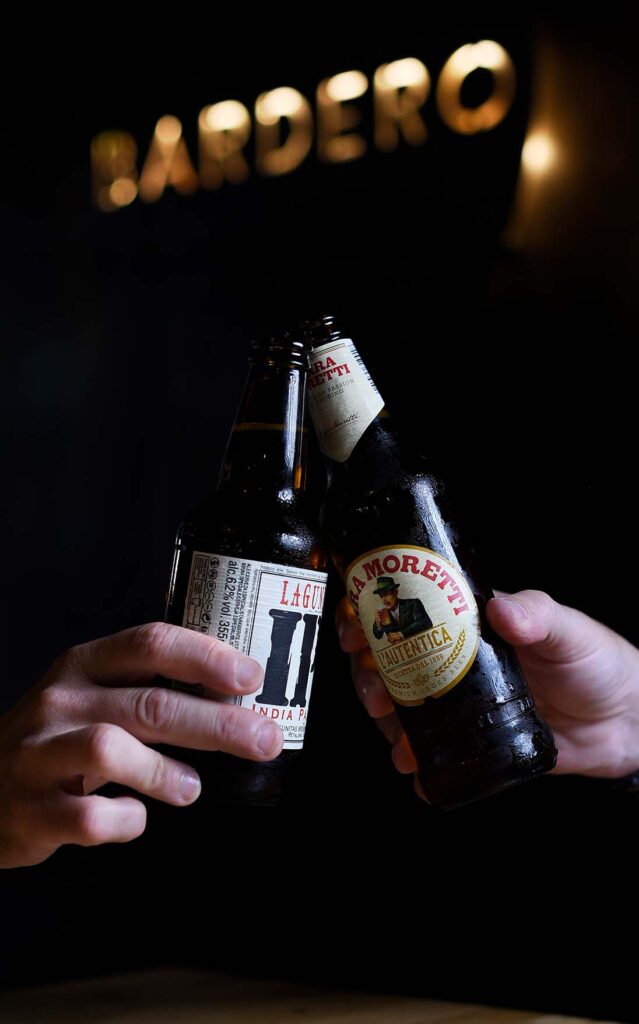 brindis con dos botellas de cervezas